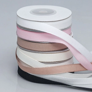 Dettaglio di nastri in seta opaca in colori assortiti con trama a saia per il fai da te