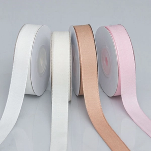Nastri opachi in seta di latte bianco avorio bronzo e rosa su rocchetti bianchi
