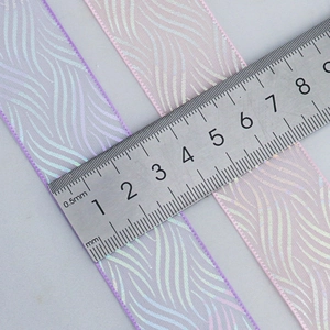 Irisierendes gewelltes transparentes Band mit Glitzer für DIY-Deko mit Lineal gemessen