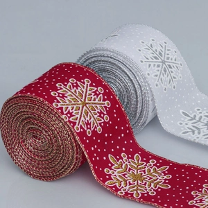 Detail von Weihnachtsband aus Jute mit Schneeflockenmuster und Gold- Silber-Heißprägung