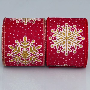 Makro-Detail von rotem Leinen-Weihnachtsband mit goldenen Glitzer-Schneeflockenmustern