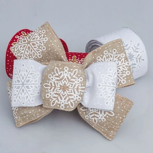Weihnachtsschleife aus Leinen mit Schneeflocken und roten Punkten für DIY-Deko