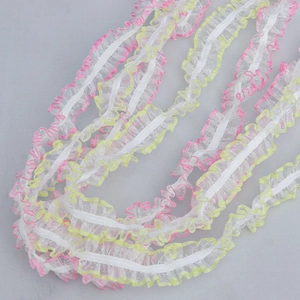 Détail du ruban en dentelle plissée de 1,5 cm avec bords colorés pour couture DIY