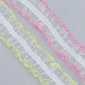 Gros plan sur une dentelle élastique à volants de 1,5 cm en jaune et rose pour DIY