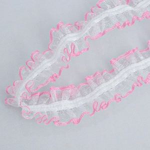 Détail macro de dentelle résille blanche de 1,5cm avec bords roses pour couture