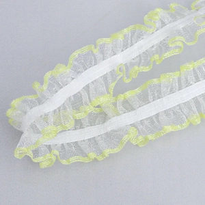 Vue macro d'une bordure plissée blanche de 1,5 cm avec bords jaune néon pour couture
