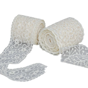 Zwei Rollen beige Spitzenbänder mit aufwendiger wasserlöslicher Blumenstickerei für DIY