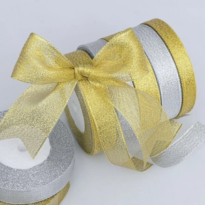Nastri metallici oro e argento con bordi a costine, mostrati in rotoli ed eleganti fiocchi
