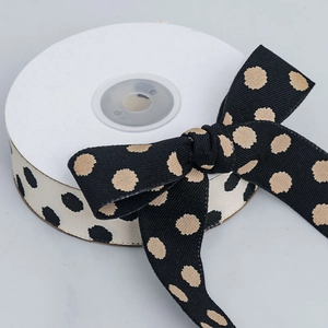 Vue détaillée des rubans sergés à pois sur rouleaux pour l'emballage cadeau et les nœuds
