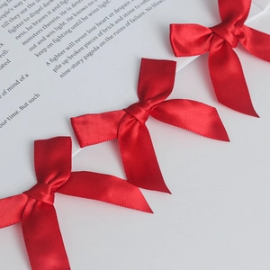 Makroaufnahme roter Satinschleifen mit Seidenfinish für die Geschenkdekoration