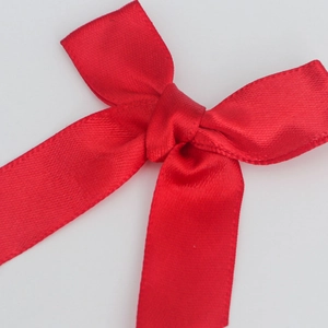 Nahaufnahme einer handgefertigten roten Satinschleife für DIY-Geschenkverpackungen und Dekoration