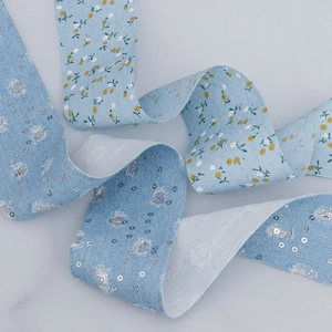Nastro effetto denim con motivi floreali e paillettes argentate per accessori fai-da-te