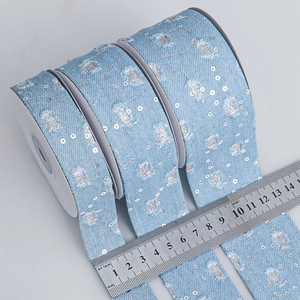 Nastro in denim sintetico azzurro 38mm-40mm con paillettes su rocchetto per artigianato