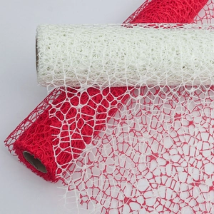 Dettaglio di rete jacquard rossa e bianca con motivo a ragnatela irregolare per bouquet fioriti