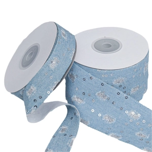 Nastro in denim azzurro sfilacciato con paillettes argentate per confezioni regalo fai da te