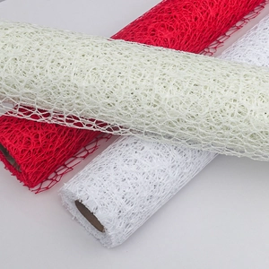 Rotoli di rete floreale strutturata in bianco, rosso e crema per decorazione bouquet fai-da-te