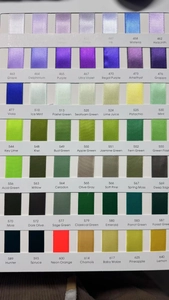 Nuancier détaillé de rubans en satin de polyester 1cm avec codes de couleur précis