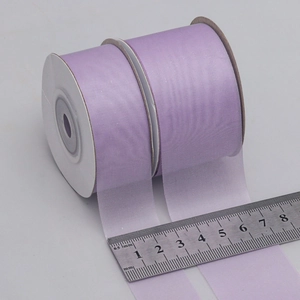 Twee rollen van 40 mm lavendel doorschijnend iriserend organzalint voor geschenken