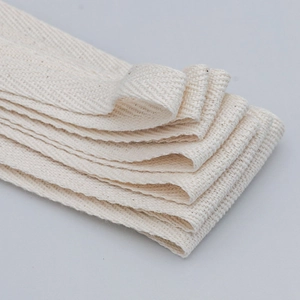 Vue rapprochée d'un ruban en coton à chevrons montrant la texture détaillée des fibres tissées
