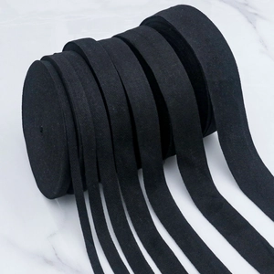 Détail de rubans en coton noir à chevrons de différentes largeurs pour accessoires