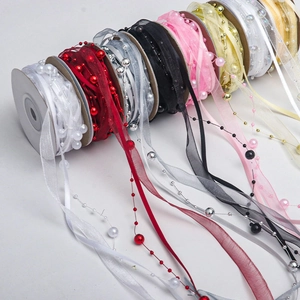 Détail de rubans en organza colorés avec perles pour emballages cadeaux et décor de fleurs