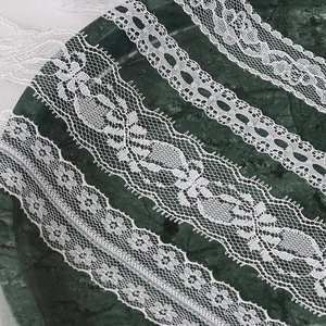 Weiße florale Spitze in vier Designs für Kleidungsmanschetten und DIY-Dekoration
