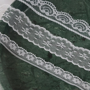 Drei weiße Spitzenbänder mit Blumenmuster für DIY-Kleidung und Geschenkverpackungen