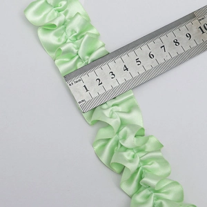 Nastro di raso pieghettato verde menta largo 40mm con bordi a balze per artigianato