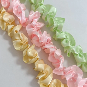 Dettaglio di nastro in raso arricciato color pastello per decorazioni fai-da-te