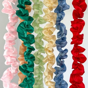 Dettaglio di nastro di raso plissettato in colori vivaci per cucito e artigianato fai da te
