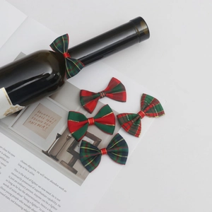 Primer plano de mini lazos navideños rojos y verdes hechos a mano para envolver regalos DIY