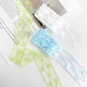Primer plano de cintas de encaje de estrellas para manualidades de bodas DIY