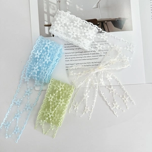 Detalle de cintas de encaje de estrella de 4cm y lazos DIY en azul, verde y blanco suave