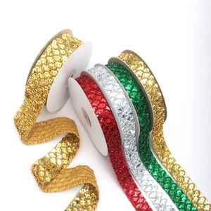 Detailopname van kleurrijke lovertjeslinten in goud, rood, zilver en groen voor DIY