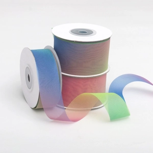 Dettaglio macro di nastri in organza sfumata per il fai-da-te e confezioni floreali