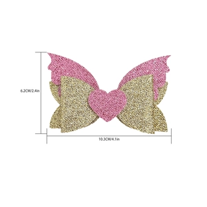Nœud à paillettes avec cœur rose et dimensions de 10,3 cm par 6,2 cm