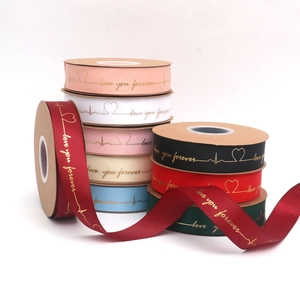 Dettaglio di nastri grosgrain da 2,5cm con motivi a cuore dorati e scritta Love You Forever