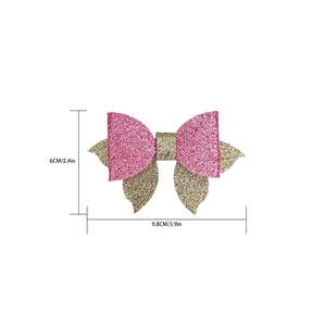Détail macro du nœud décoratif rose et doré de 9,8 cm montrant les mesures de taille