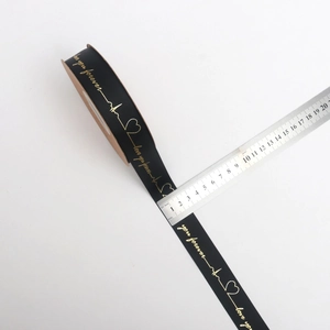 Nastro nero a coste da 2,5 cm con stampa dorata love you forever e cuoricini