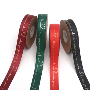 Nastro grosgrain 2,5 cm con stampe dorate a cuore in bordeaux, verde, rosso e nero per regali