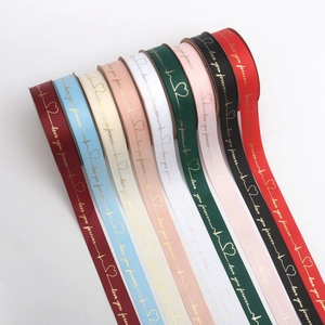 Dettaglio di nastri a coste da 2,5 cm con stampa dorata love you forever colorata