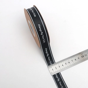 2,5cm schwarzes Polyesterband mit 'Always By Your Side' Aufdruck und weißen Streifen