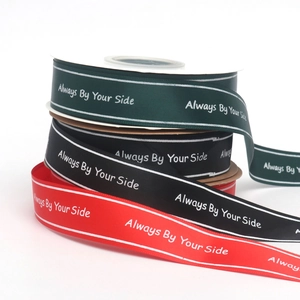Satinbänder in Grün, Schwarz, Rot mit Silberrand und Always By Your Side Aufdruck