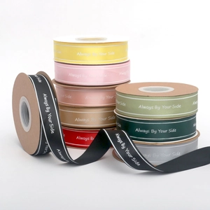 Polyester Satinband Rolle mit Always By Your Side Buchstabendruck für Geschenkverpackung Tortendekoration Valentinstag Blumen DIY