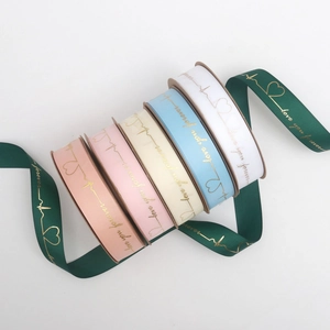 Nastri in grosgrain con cuore dorato in sei colori per pacchetti regalo romantici