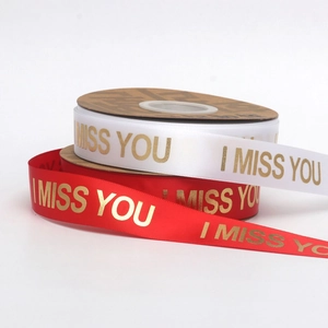 Rollen mit roten und weißen I MISS YOU Golddruck-Satinbändern für Geschenkverpackungen