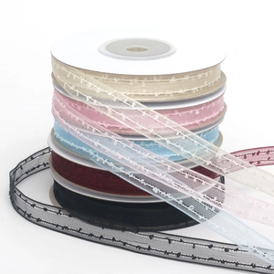 Dettaglio di nastri colorati in organza con bordi ondulati per accessori per capelli