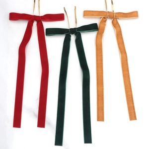 Trois nœuds de Noël en velours rouge, vert et or avec attaches métalliques dorées
