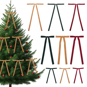 Vue détaillée des nœuds de Noël en velours en plusieurs tailles et couleurs de fête