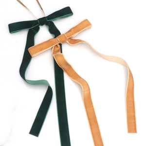 Détail des nœuds de Noël en velours de qualité supérieure avec longs rubans colorés